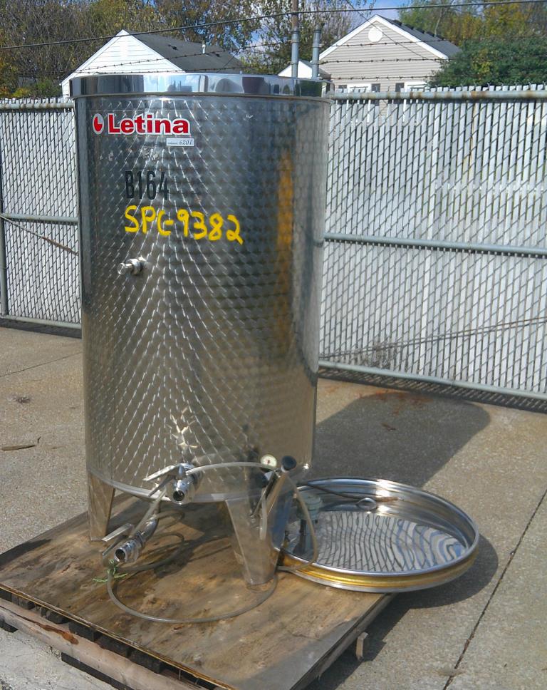 Tank 160 gallon vertical tank, 304 SS, slope